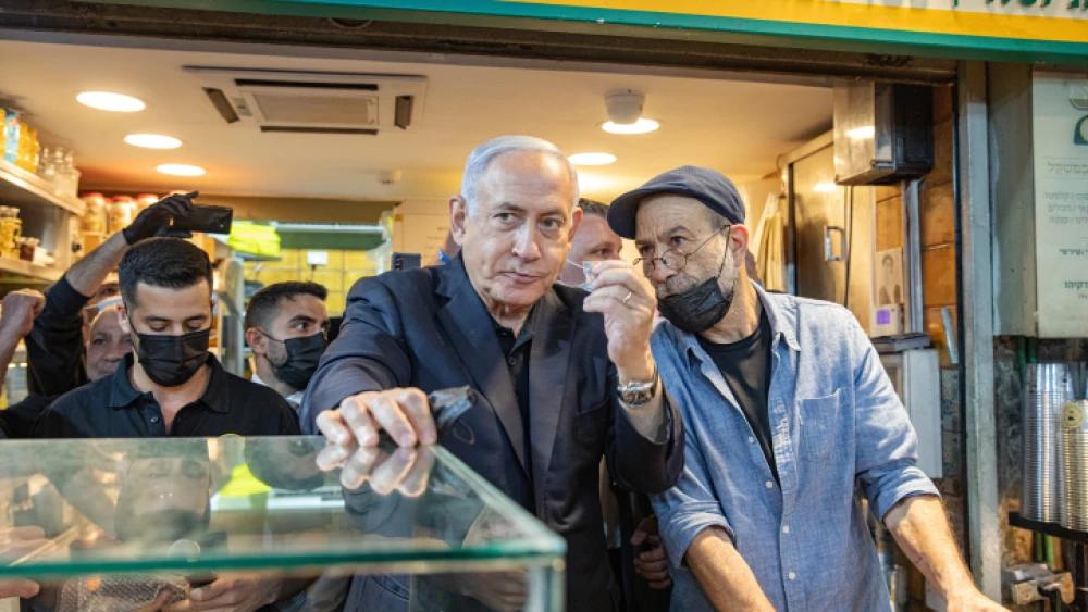 Israeli Prime Minister Benjamin Netanyahu visits the Machane Yehuda open-air market in Jerusalem a day before elections, March 22, 2021. Photo by Olivier Fitoussi/Flash90.