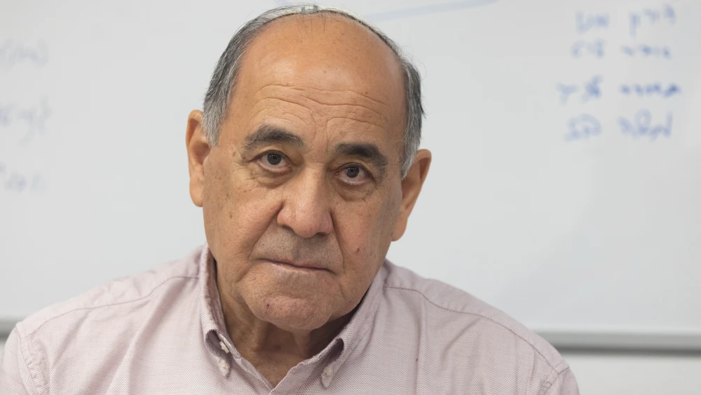 The mayor of Shlomi municipality, Gabi Na'aman, heads a meeting in his town on May 7, 2024. Photo by Yossi Aloni/Flash90.