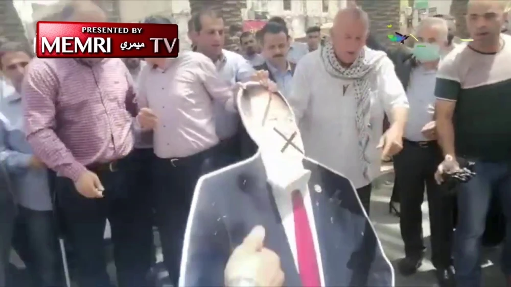 Palestinians burn an effigy of U.S. Secretary of State Mike Pompeo in Nablus on May 14, 2020. (MEMRI)