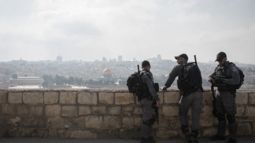 Israeli Border Police overlook the Temple Mount in Jerusalem's Old City from the Mount of Olives, April 14, 2019. Photo by Hadas Parush/Flash90.