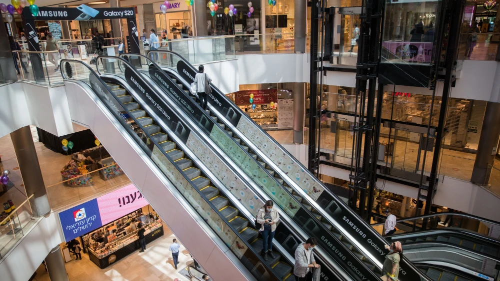 People at the Malha Mall in Jerusalem after it reopened according to the new Israeli government orders, May 7, 2020. Photo by Yonatan Sindel/Flash90.