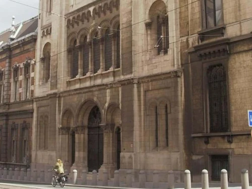 A cycler moves past the facade of the Great Synagogue of Brussels, Belgium in June 1, 2007. Credit: Wikimedia Commons/Jpcuvelier.