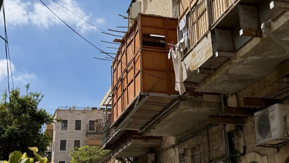 סוכה שחצי ממנה נבנה ללא תמיכה כלל, מאה שערים 2026. צילום: משה נוי