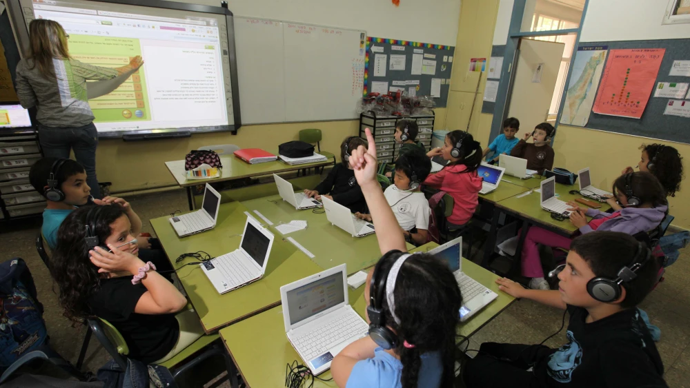 Israeli children in second grade (7 and 8 years old) use computers in a classroom during a lesson at the "Janusz Korczak" school in Jerusalem, on May 17, 2011. Photo by Kobi Gideon/Flash90.