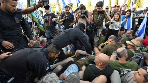 Police begin to clear protesters blocking the road in Modi'in. Photo by Yossi Zeliger/TPS.