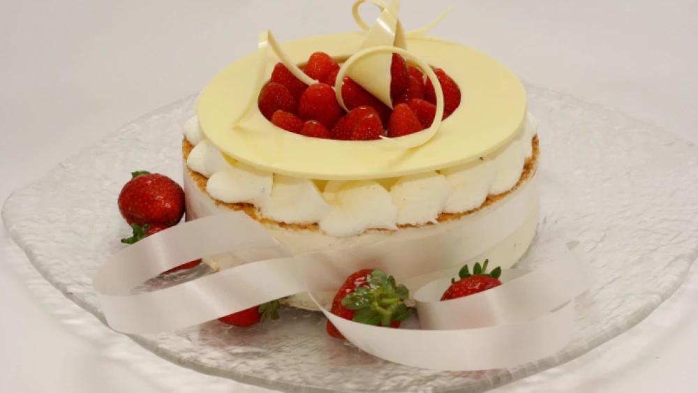 A cheesecake on display at a bakery in Netanya. Photo by Chen Leopold/Flash 90.