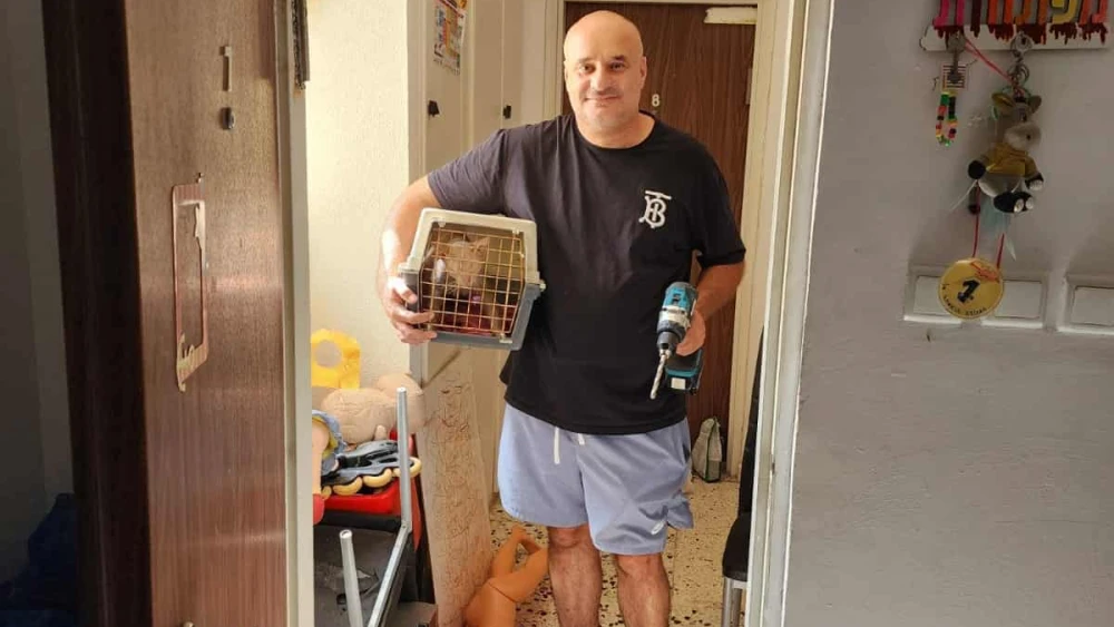 A volunteer rescues a Persian cat in Sderot. Credit: Courtesy.