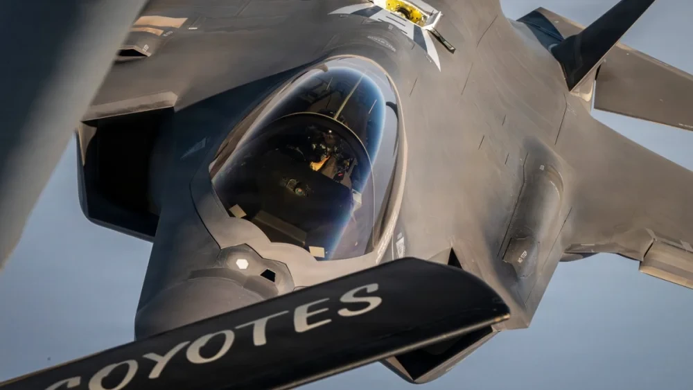 Un caza furtivo F-35A de la Fuerza Aérea de Estados Unidos es reabastecido de combustible en pleno vuelo sobre Oriente Medio, en julio de 2026. Foto: Comando Central de Estados Unidos (CENTCOM).