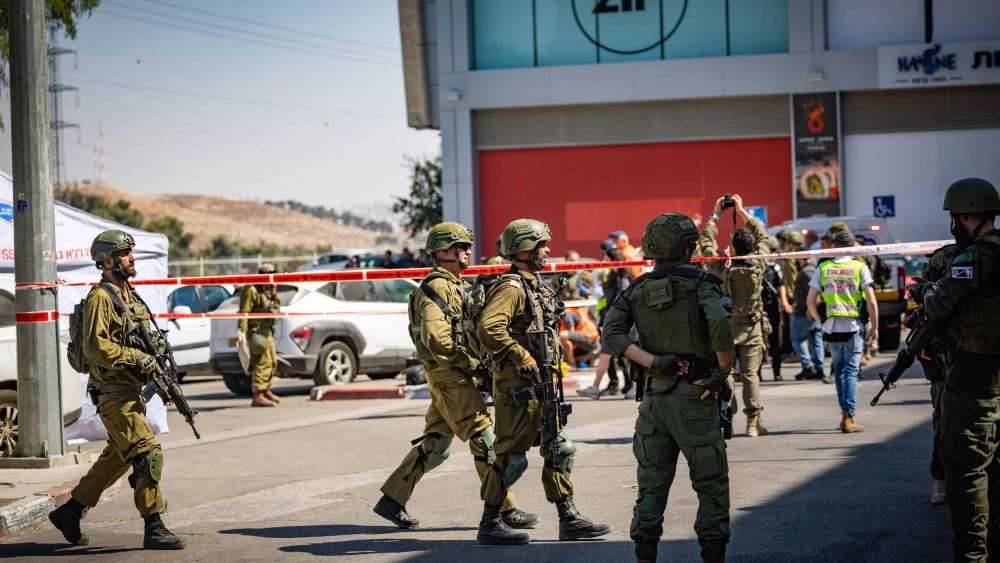 Israeli security forces and emergency services at the site of a terrorist shooting at the Gush Etzion Junction in Judea, July 10, 2025. Photo by Yonatan Sindel/Flash90.