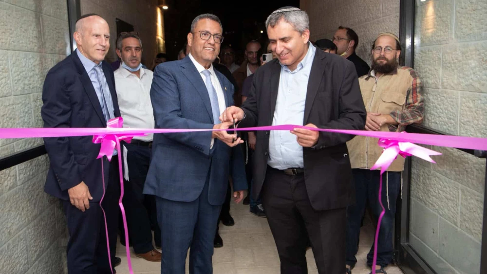 Stuart Hershkowitz (left) seen with the Mayor of Jerusalem Moshe Lion and former Minister of Jerusalem Affairs Zev Elkin at an inauguration of a JCT campus dorm.