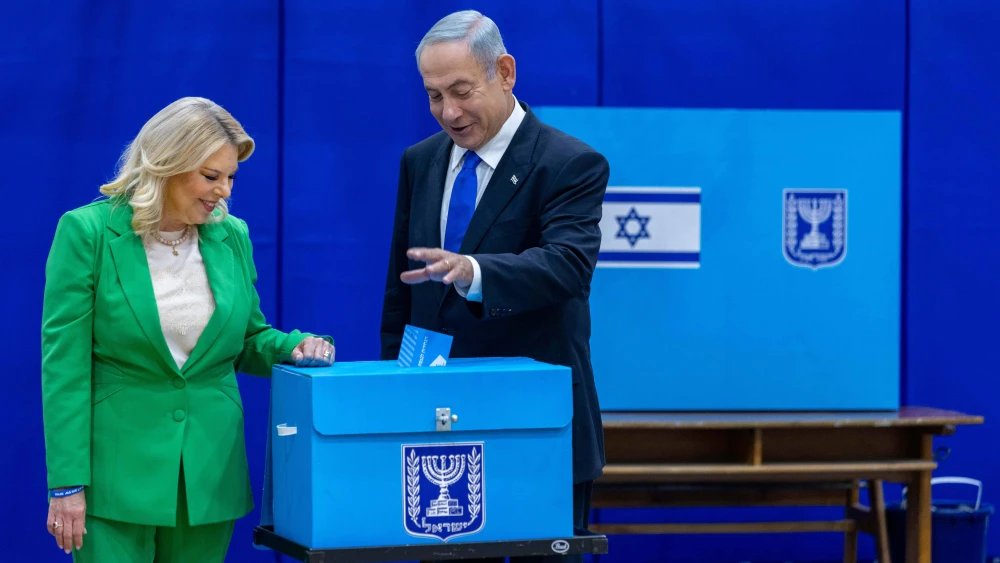 Prime Minister Benjamin Netanyahu votes in the Israeli general election as his wife, Sara look on, Nov. 1, 2022. Photo by Olivier FitoussiFlash90.