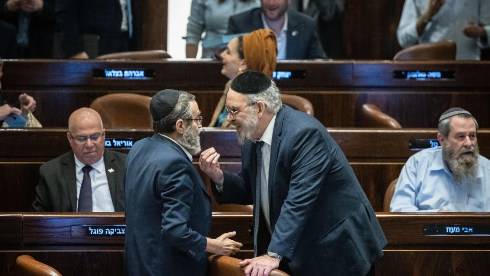 חיוכים לצד מאבקי שליטה בלתי פוסקים. היו״ר המודח גפני עם מחליפו אשר במליאת הכנסת