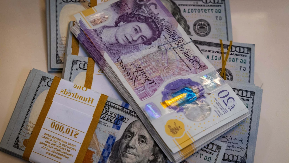 Illustration of American 100 dollar bills and 20 pounds bills in Jerusalem, May 19, 2025. Photo by Nati Shohat/Flash90.