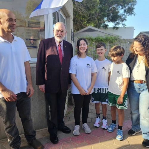 (L to R): Eyal Dvori, principal of Shachar Eshkol Elementary School; US Ambassador Mike Huckabee; students on their first day of school; and Michal Uziyahu, head of the Eshkol Regional Council, Sept. 1, 2025. Credit: Courtesy Jewish National Fund-USA.