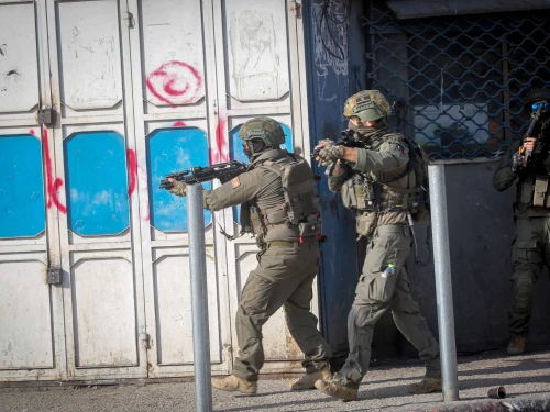 Israeli army forces during a military operation in the Samaria city of Nablus (Shechem) search for a gunman who opened fire on them during the operation in the city center. Nov. 20, 2025. Photo by Nasser Ishtayeh/Flash 90.