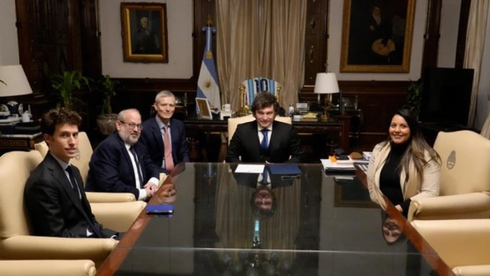 Argentinan president Javier Milei meets with American officials led by The United States Special Envoy to Monitor and Combat Antisemitism Yehuda Kaploun at the Casa Rosadaon May 29. Credit: Office of the President.