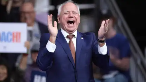 El gobernador de Minnesota, Tim Walz, habla en un mitin de campaña para la vicepresidenta estadounidense Kamala Harris en el Desert Diamond Arena en Glendale, Arizona, el 9 de agosto de 2024. Crédito: Gage Skidmore/Creative Commons.