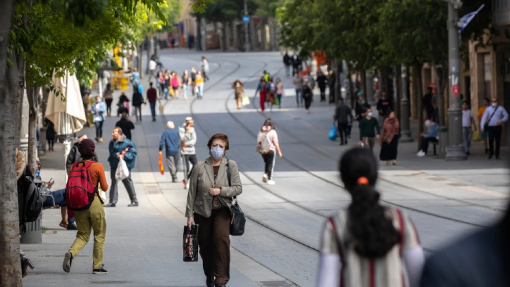 Israelis shop in Jerusalem city center on May 6, 2020. Photo by Olivier Fitoussi/Flash90.