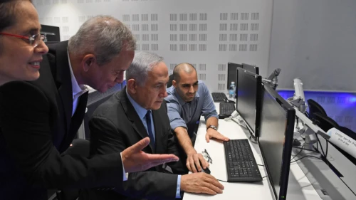 Israeli Prime Minister Benjamin Netanyahu visits the National CERT at the cyber park in Beersheva on July 27, 2017, with Buki Carmeli, head of the National Cyber Defense Authority, and Eviatar Matania, head of the National Cyber Bureau in the Prime Minister's Office. Photo by Kobi Gideon/GPO.