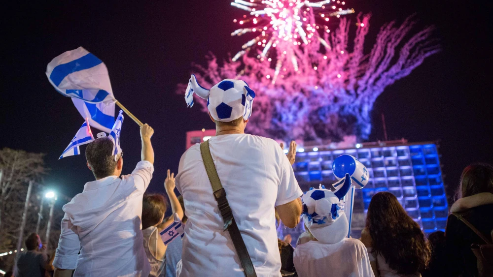 Israelis watch fireworks marking Israel's 70th Independence Day, at Rabin Square in Tel Aviv, April 18, 2018. Photo by Miriam Alster/Flash90.
