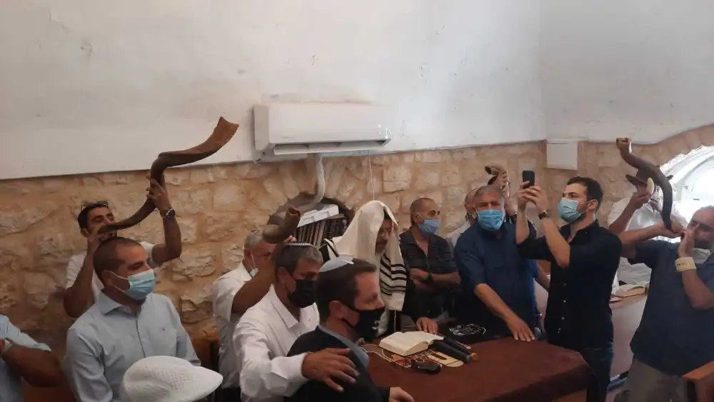 A special "Selichot" ceremony at the Old Synagogue in Kfar HaShiloach, the Yemenite Village in Jerusalem's Silwan neighborhood. Credit: Kfar HaShiloah Public Council.