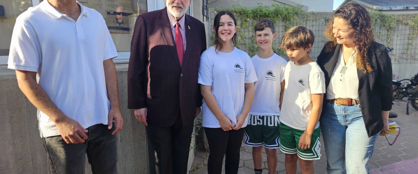 (L to R): Eyal Dvori, principal of Shachar Eshkol Elementary School; US Ambassador Mike Huckabee; students on their first day of school; and Michal Uziyahu, head of the Eshkol Regional Council, Sept. 1, 2025. Credit: Courtesy Jewish National Fund-USA.