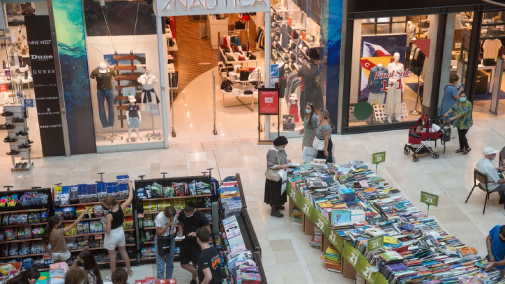 Israelis wear protective face masks as they shop in the Givatayim mall, on Aug. 22, 2021. Photo by Miriam Alster/Flash90.
