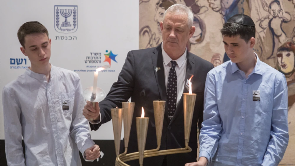 Blue and White Party chairman and Knesset member Benny Gantz lights a memorial candle with his sons during a Holocaust Remembrance Day ceremony at the Knesset in Jerusalem, May 2, 2019. Photo by Hadas Parush/Flash90.