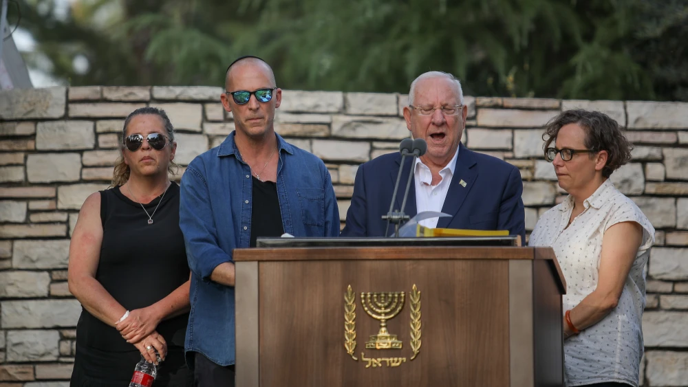 Israeli President Reuven Rivlin and his children at the Mount Herzl cemetery for the funeral of Nechama Rivlin, who passed away on June 4, one day before her 74th birthday on June 5, 2019. Photo by Hadas Parush/Flash90.
