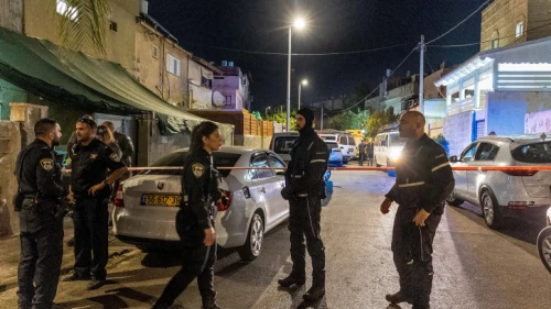 Israel Police officers and medics at the scene of the murder of Rabab Abu Siam in Lod, July 26, 2022. Photo by Yossi Aloni/Flash90.