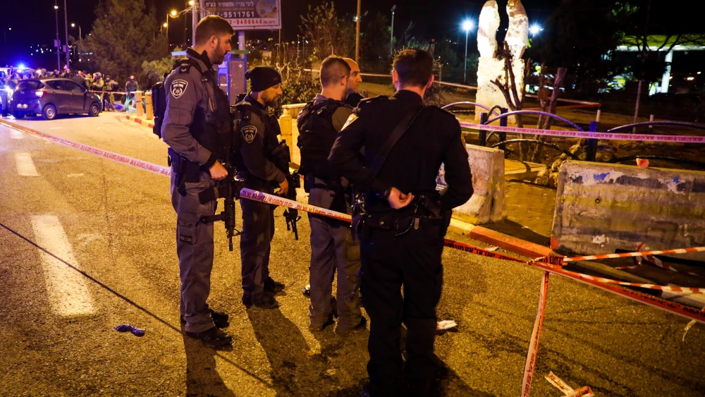 Israeli soldiers and police inspect the scene of a shooting attack at the entrance to the Israeli settlement of Ofra, north of the city of Ramallah, in the West Bank, on Dec. 9, 2018. Photo by Ofer Meir/Flash90.