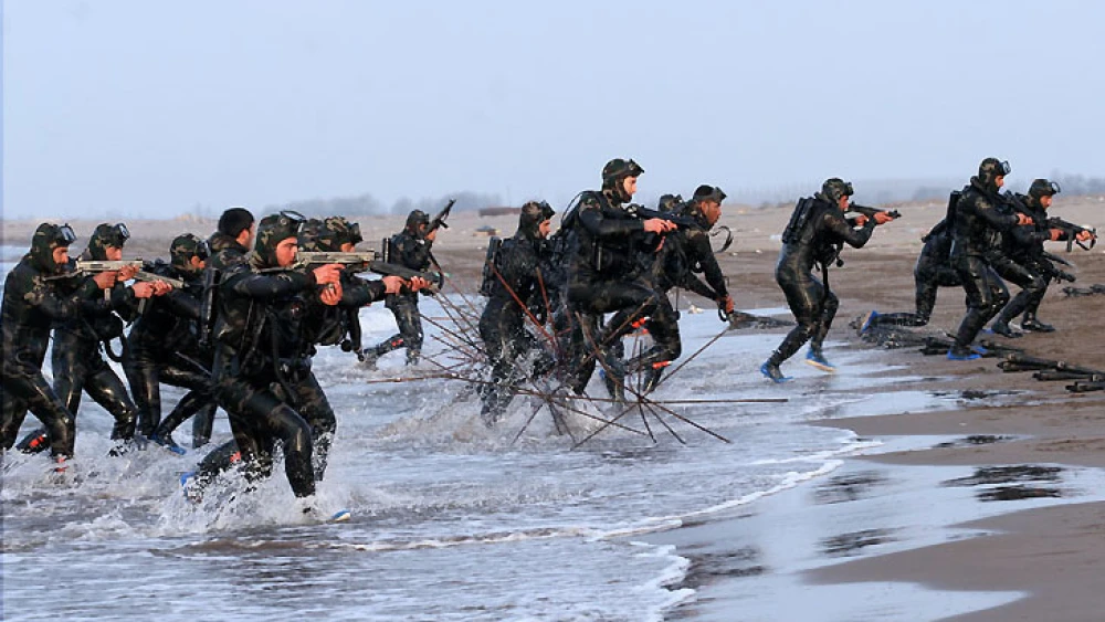 Islamic Revolutionary Guard Corps commandos participate in Iran's “Great Prophet IX” military exercise in the Strait of Hormuz. Credit: Sayyed Shahab Odin Vajedi/Wikimedia Commons.