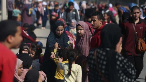Tens of thousands of Palestinians from the northern Gaza Strip walk through a humanitarian corridor to the safety of southern Gaza, Nov. 10, 2023. Photo by Majdi Fathi/TPS.
