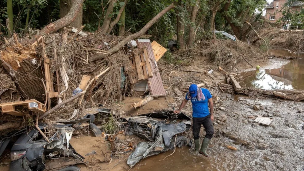 An IsraAid response team assists in relief efforts for flood-stricken German communities. Credit: IsraAID/Magnus Terhorst.