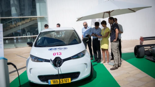 Visitors try different forms of alternative transportation at the fifth annual Fuel Choices and Smart Mobility Summit in Tel Aviv. Oct. 31, 2017. Photo by Miriam Alster/Flash90.