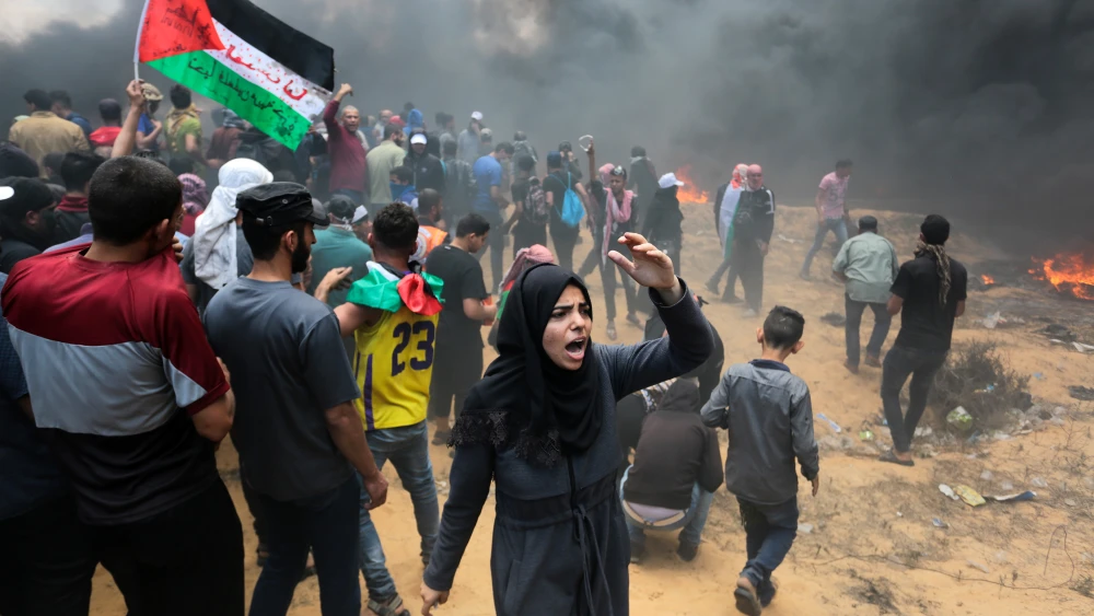 Palestinian protesters clash with Israeli forces near the Gaza-Israel border on May 14, 2018. Credit: Abed Rahim Khatib/Flash90.