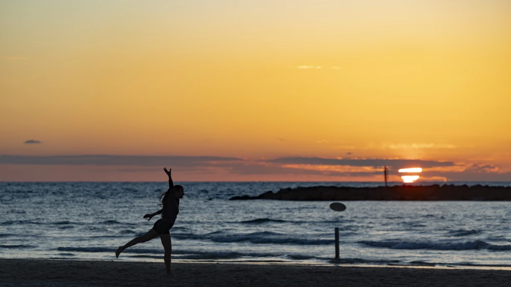 Israelis enjoy the Tel Aviv beach despite the ongoing missile fire from Iran and Lebanon, March 24, 2026. Photo by Chaim Goldberg/Flash90.