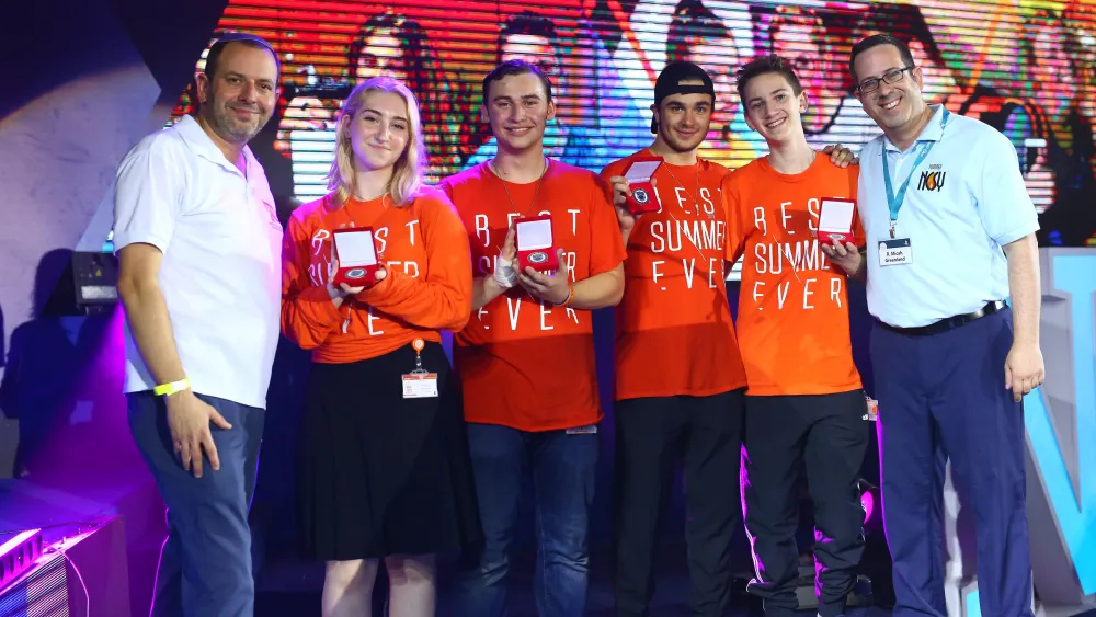 NCSY Hatzalah Rescue participants in Israel receive medallions celebrating their first “lives saved.” Credit: NCSY.