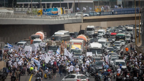 Israeli veterans and disabled soldiers protest outside the Defense Ministry in Tel Aviv, April 18, 2021. Photo by Miriam Alster/Flash90.