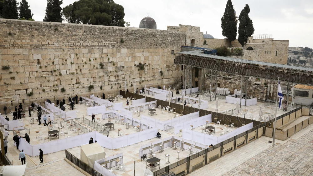 Preparations for the easing of coronavirus restrictions at the Western Wall in Jerusalem's Old City on May 5, 2020. Photo by Olivier Fitoussi/Flash90.