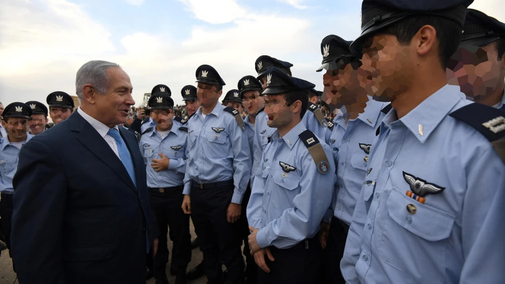 Israeli prime minister Benjamin Netanyahu attends an aerial show at a graduation ceremony for soldiers who have completed the IAF Flight Course, at the Hatzerim Air Base in the Negev desert, December 27, 2017. Credit: Haim Zach/GPO