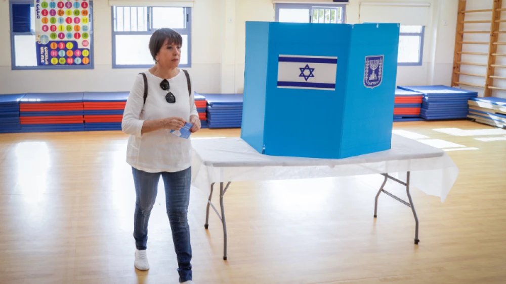 Meretz Party chairwoman Zehava Gal-On casts her ballot at a voting station in Bnei Brak, Nov. 1, 2022. Credit: Roy Alima/Flash90.