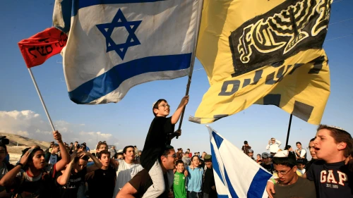 Israelíes se reúnen en una colina en el sitio de construcción E1 en Ma’ale Adumim, Judea, el 9 de diciembre de 2007. Foto de Nati Shohat/Flash90.