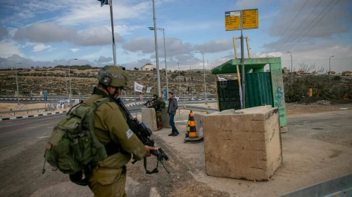 Israeli soldiers protect Route 60 near Givat Asaf, north of Jerusalem, Dec. 17, 2018. Photo by Yonatan Sindel/Flash90.