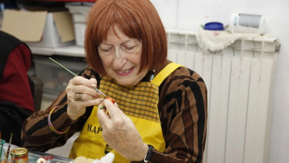 Hana Kessler, 79, paints at the Lifeline for the Old facility in Jerusalem. Credit: Bonnie Geller/Lifeline for the Old.