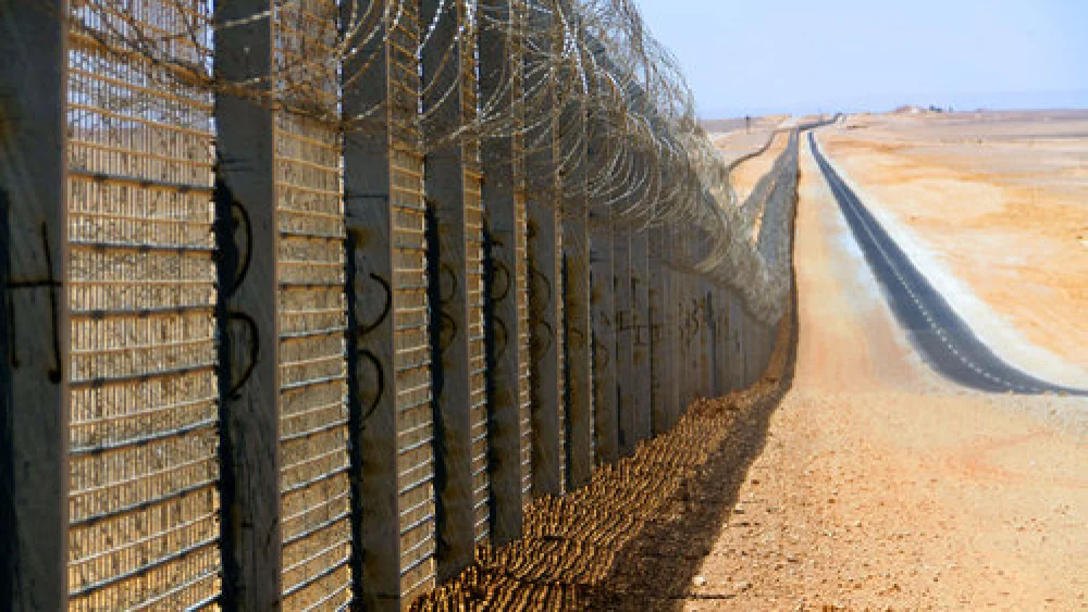The Israeli security fence along Egyptian border, built in 2012. Credit: Idobi via Wikimedia Commons.