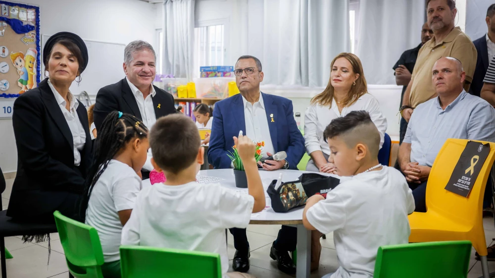 Israeli Education Minister Yoav Kisch (second from left) and Jerusalem Mayor Moshe Lion (center) visit Israeli children at their classroom on the first day of school in Jerusalem, Sept. 1, 2024. Photo by Chaim Goldberg/Flash90.