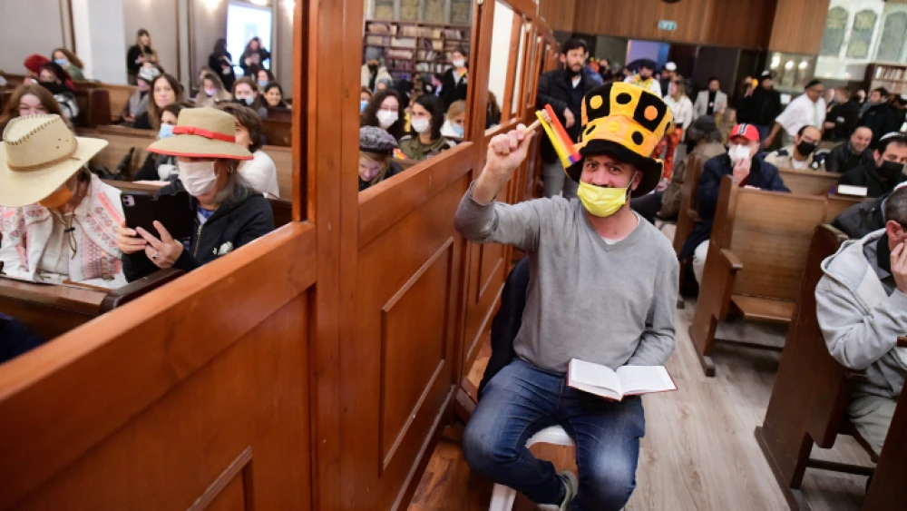Jews read Megillat Esther (the Scroll of Esther) during Purim, at the Great Synagogue in Tel Aviv, March 16, 2022. Photo by Avshalom Sassoni/Flash90.