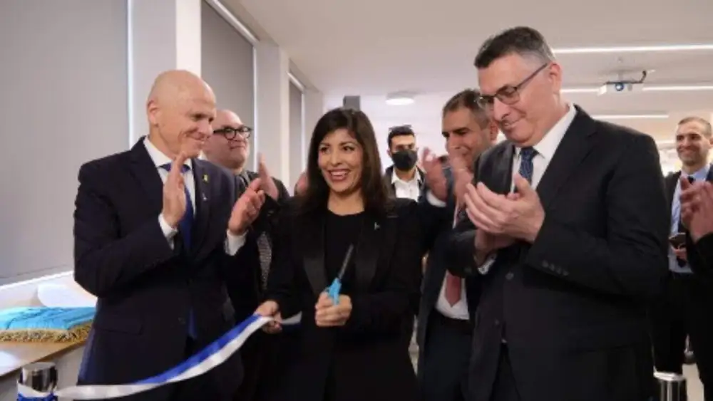 Hebrew University President Tamir Sheafer (left), Ecuador’s Ambassador to Israel María Cristina Cevallos Calero and Israeli Foreign Minister Gideon Sa’ar. Photo by David Salem/Israel’s Ministry of Foreign Affairs.