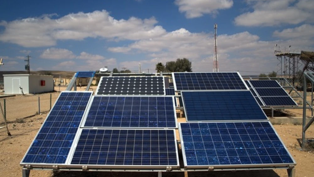 A photovoltaic array at the National Solar Energy Center, Jacob Blaustein Institutes for Desert Research, in the Negev Desert of Israel. Credit: David Shankbone.
